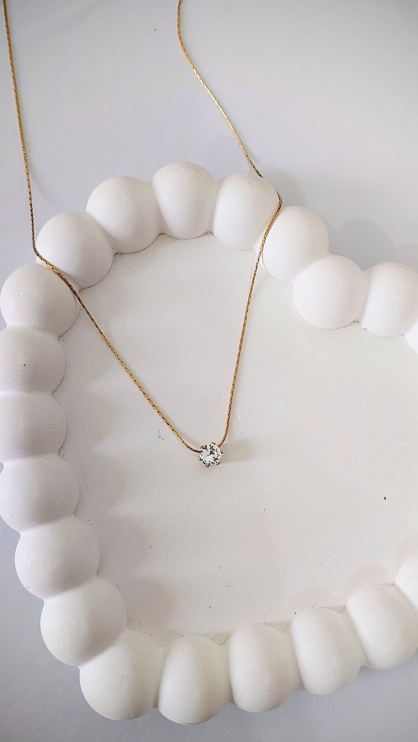 Dainty diamond neckpiece