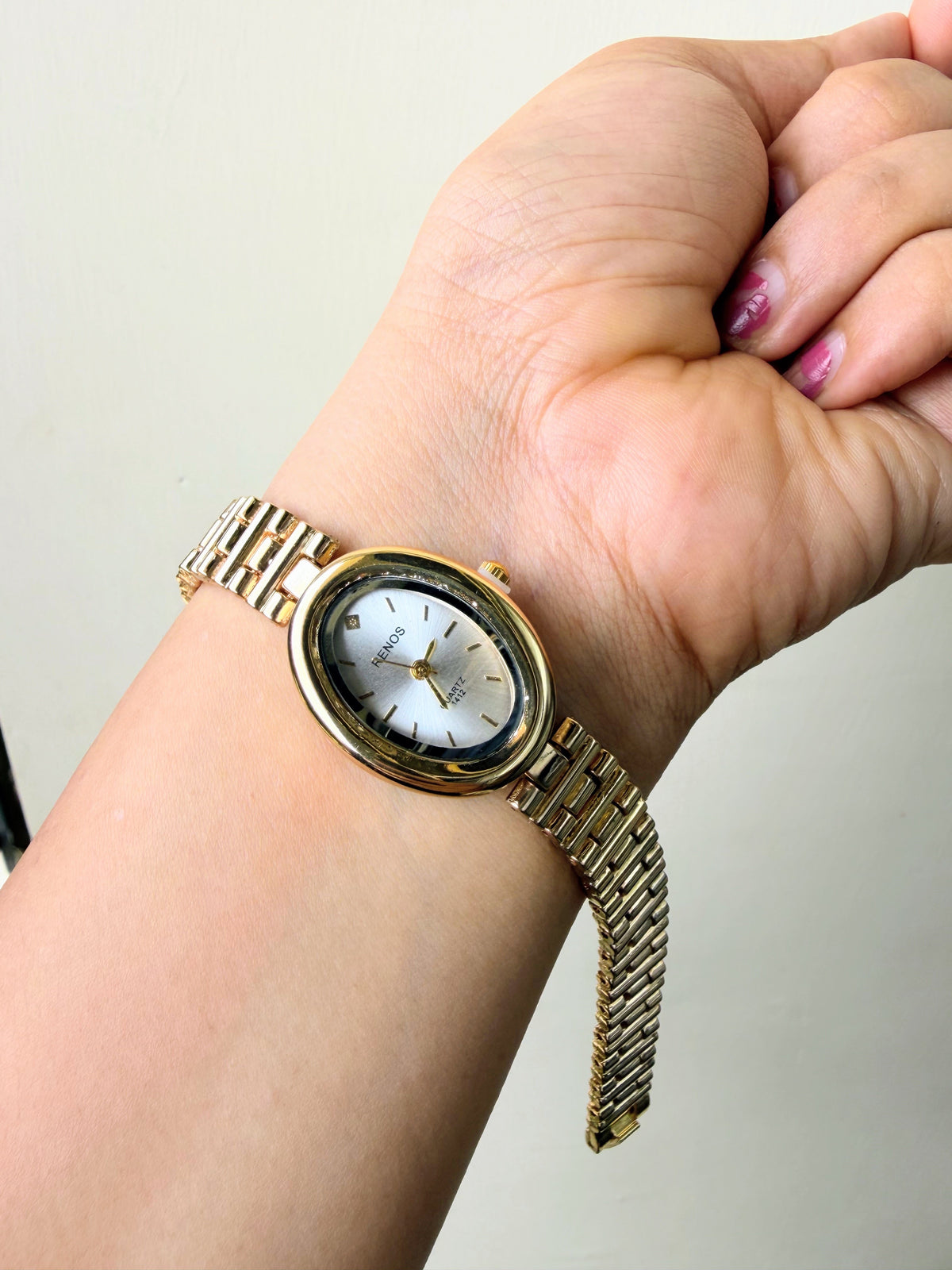 Luxurious Legacy Gold Band Watch - white